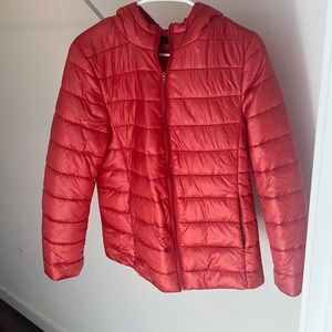 Women’s Lightweight short slim fit hooded jacket.